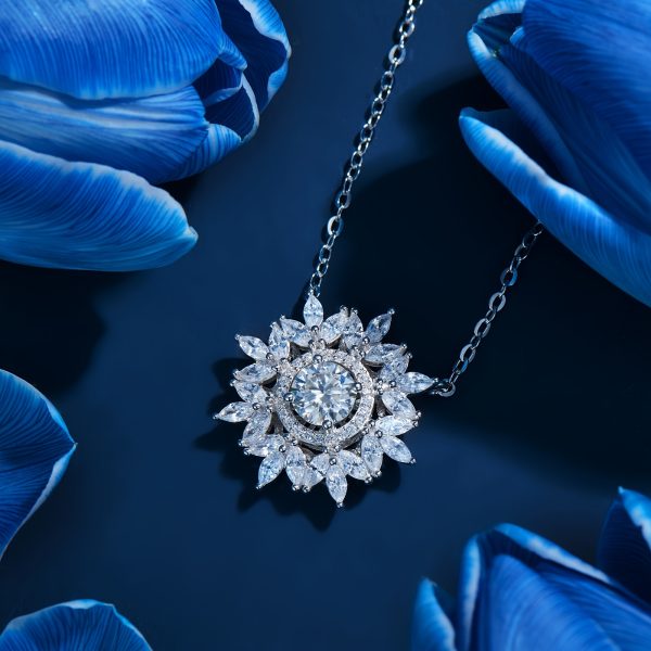 1 Piece Exquisite 925 Sterling Silver Moissanite Diamond Flower Pendant Necklace - Wide Face, 1 Carat Main Stone, Ladies' Fashion Jewelry for Engagement, Wedding, Confession, Gift for Friends, Loved Ones, and Family Members - Image 4