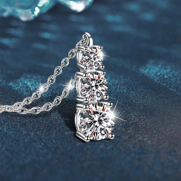 1pc Luxury 925 Sterling Silver Moissanite Pendant Necklace, 4.1ct 3-Stone D Color VVS1 Round Cut, Simple Elegant Jewelry for Women, Ideal for Daily Wear & Gift-Giving, Perfect for Christmas & Thanksgiving - Image 3