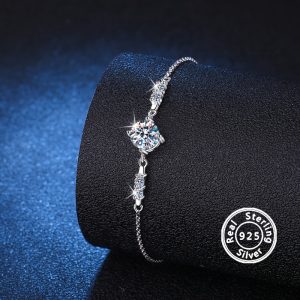 A 925 Sterling Silver Necklace Featuring a 1-Carat Moissanite, Perfect for Weddings, Bridal Parties, Anniversaries, Or As a Christmas Gift. Additionally, a Matching 1-Carat Moissanite Bracelet in 925 Sterling Silver Is Ideal for Women'S Wedding Celebratio