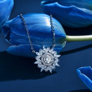 1 Piece Exquisite 925 Sterling Silver Moissanite Diamond Flower Pendant Necklace - Wide Face, 1 Carat Main Stone, Ladies' Fashion Jewelry for Engagement, Wedding, Confession, Gift for Friends, Loved Ones, and Family Members