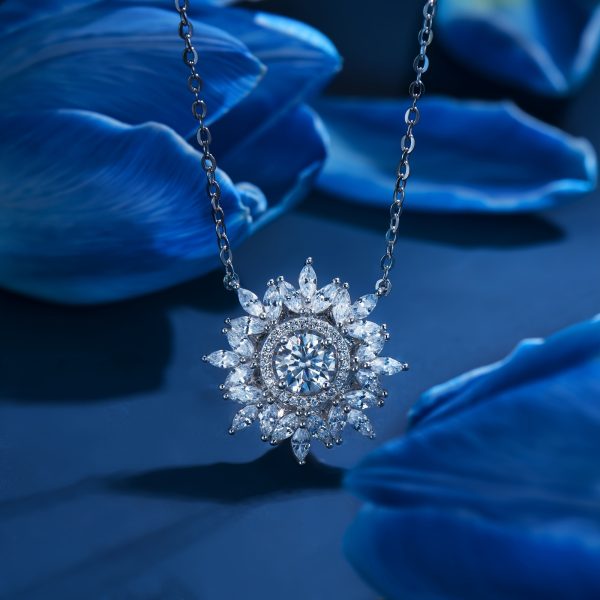 1 Piece Exquisite 925 Sterling Silver Moissanite Diamond Flower Pendant Necklace - Wide Face, 1 Carat Main Stone, Ladies' Fashion Jewelry for Engagement, Wedding, Confession, Gift for Friends, Loved Ones, and Family Members - Image 7