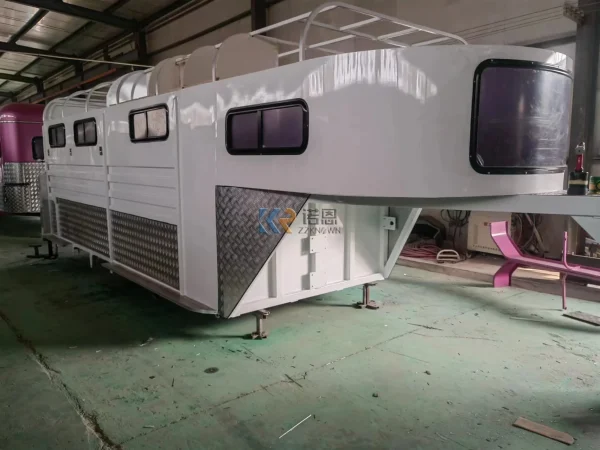 Hot Sale Classic Gooseneck Deluxe Horse Trailer Mobile Horse Float - Image 2