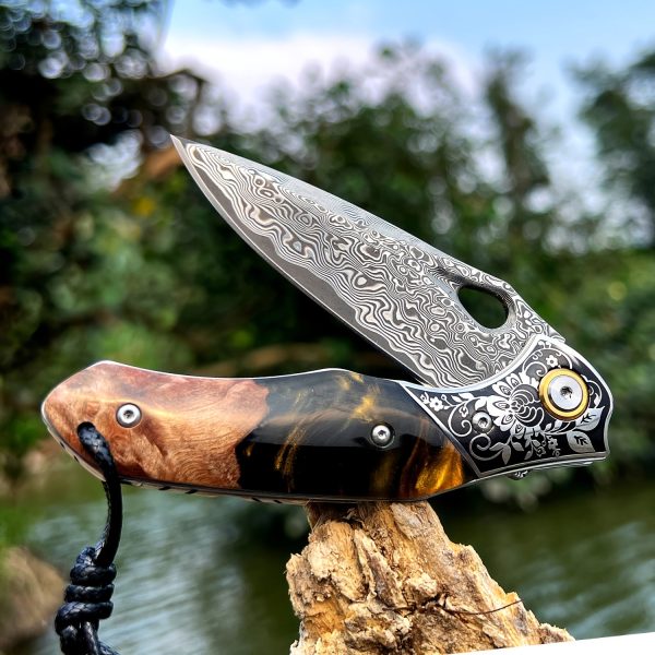 1PC Handmade Damascus Steel Pocket Knife, 3.1" VG10 Sharp Blade, Men's And Women's Folding Knife With Leather Holster, Liner Lock, Resin And Maple Handle For EDC Outdoor Camping Use, Hiking Carry, Everyday Fishing Knife - Image 5