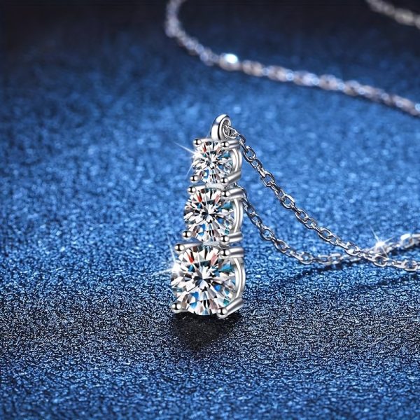 S925 Sterling Silver 1.8 Carat Moissanite Pendant Necklace Clavicle Chain Proposal Engagement Wedding Dinner Party Trendy Temperament Classic Simple Style Casual Elegant Design High-end Light Luxury Niche Sweet Fresh Girl Cute Gift For Daughter To Mom Dai - Image 2