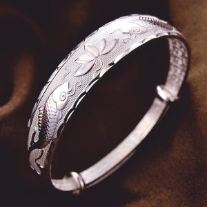 Silvery Bracelet With A Palace-style Floral Design, Weighing 30g, Suitable For Daily Wear By Women, Can Be Given As A Gift.